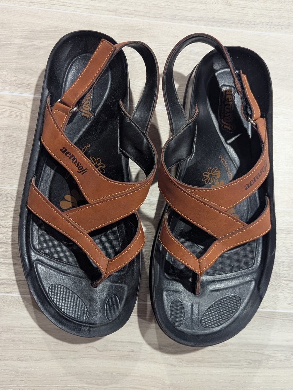 Aerosoft Comfort Strappy Sandals Cognac Brown Black Sole Size 40 (US 9)  *NWOT
